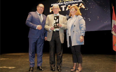 Cosme Catalán entrega el premio «Patata Solidaria» a la Federación Española de Bancos de Alimentos durante la Gala de los Premios Nacionales de la Patata 2024